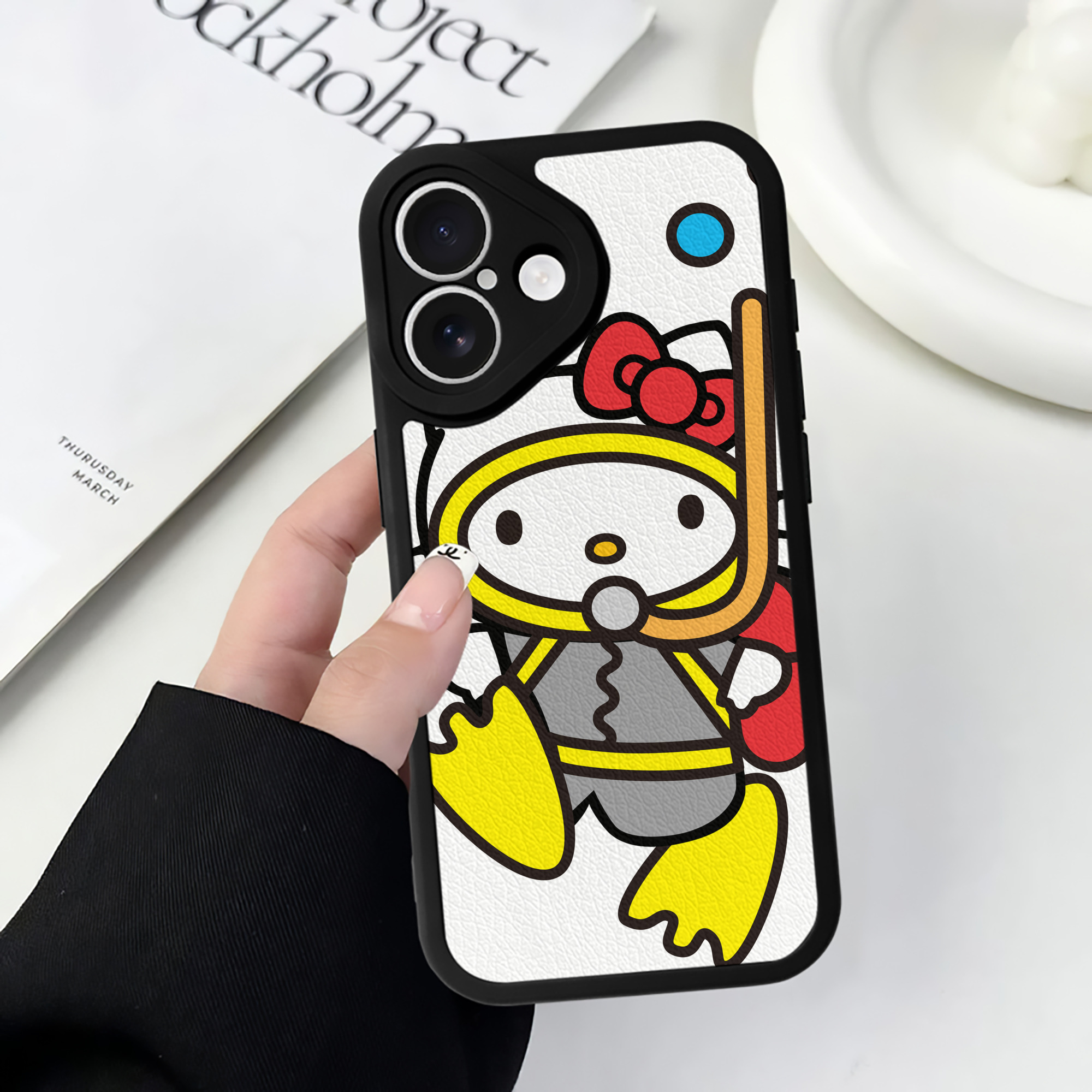 （画像用） Hello Kitty ハローキティ 【iPhone 16シリーズ対応】シリコンスマホケース（レザー調） 材質：シリコン